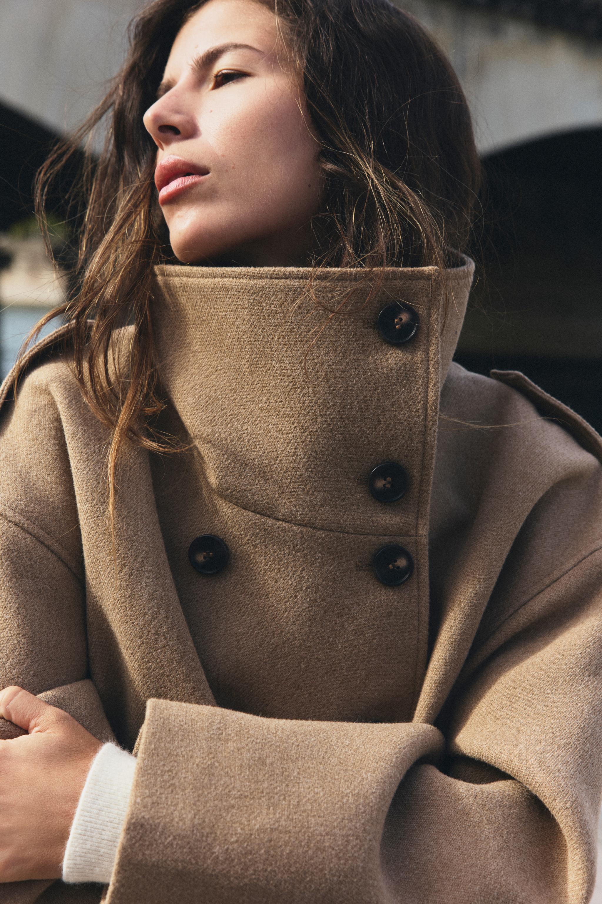 MANTEAU COURT COL MONTANT CEINTURE