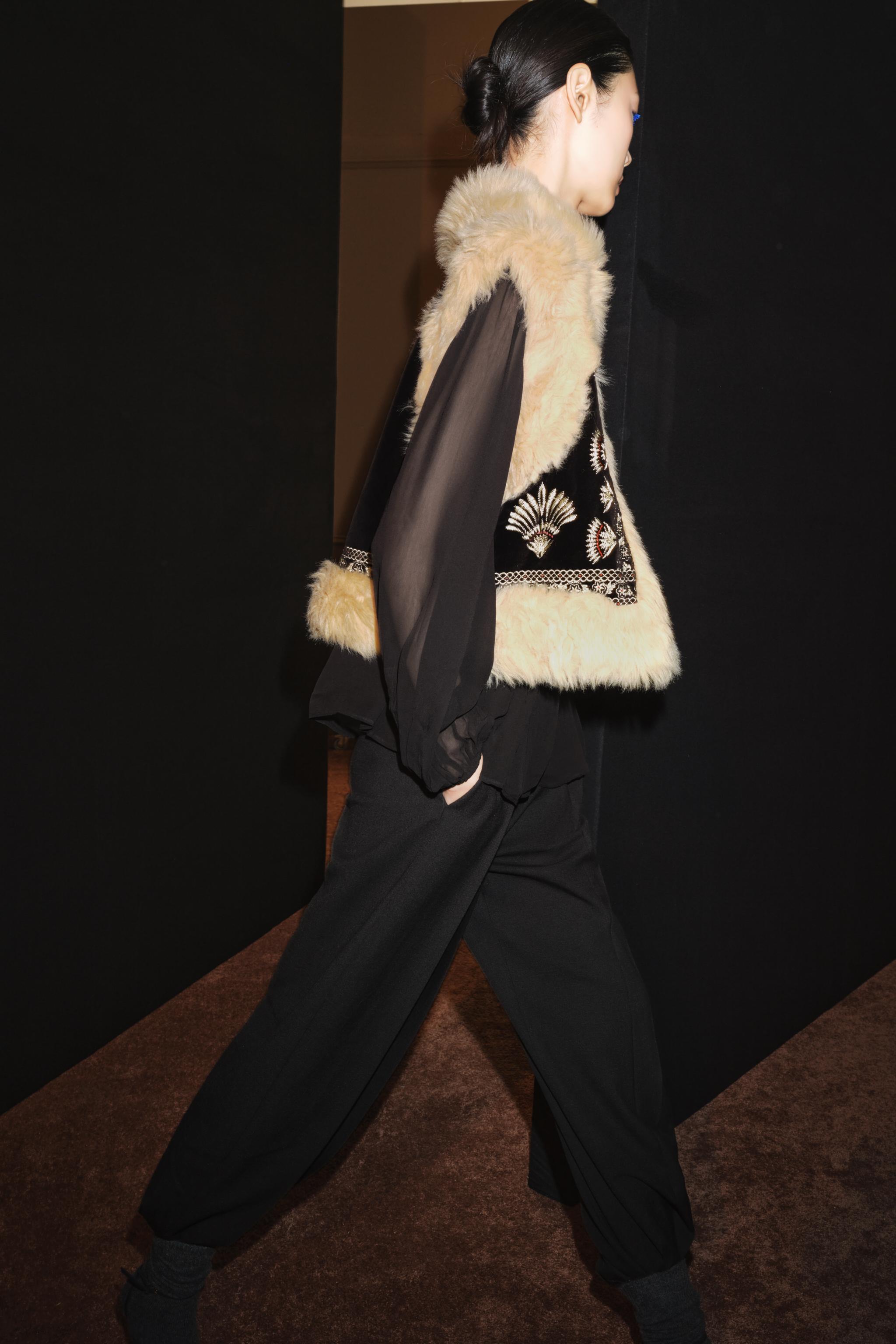 ZW COLLECTION FAUX FUR COLLAR EMBROIDERED VEST