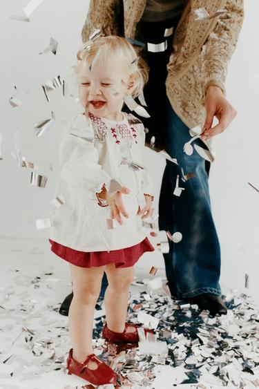 قميص مطرز - خَام / أحمر الخاص بـ Zara