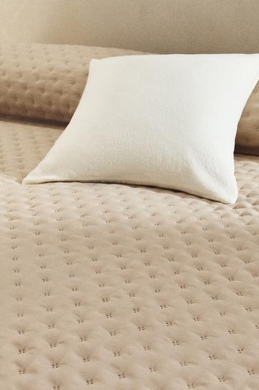 GESTEPPTE TAGESDECKE MIT PUNKTEN - Beige von Zara