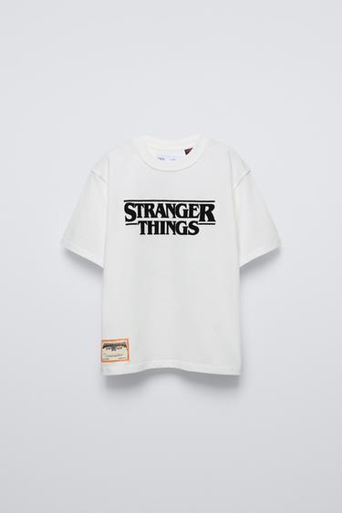 ЛОНГСЛИВ STRANGER THINGS ™/ © NETFLIX С РЕЛЬЕФНОЙ НАДПИСЬЮ — ЖЕЛТОВАТО-БЕЛЫЙ от Zara — изображение 0