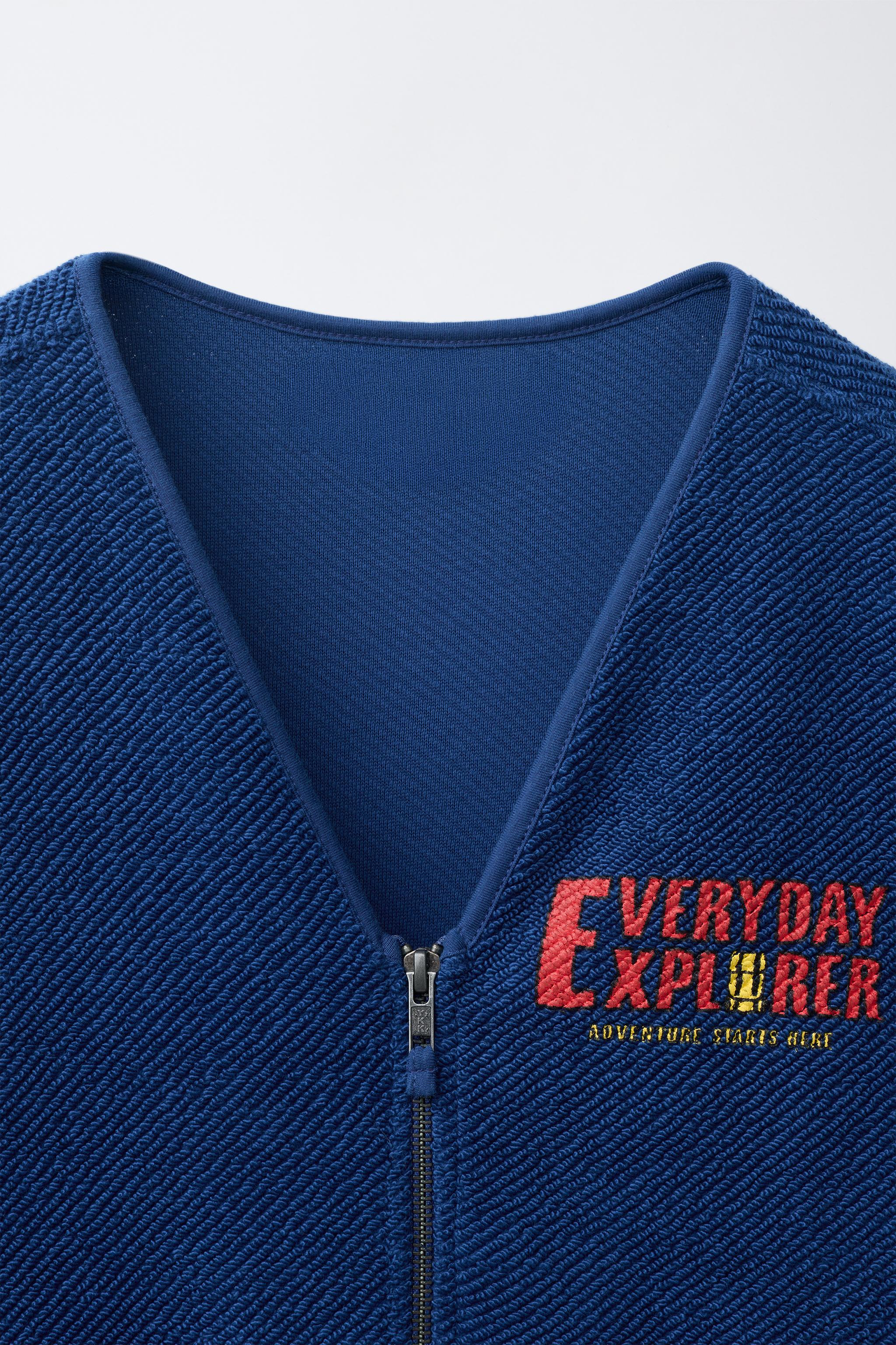 TEXTURED VEST WITH TEXT AND LABEL
