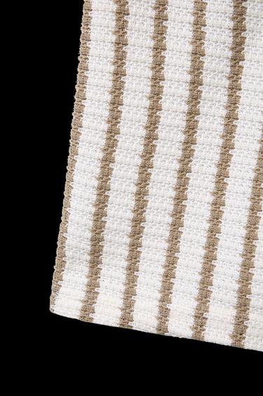 BERMUDA-SHORTS MIT STRUKTURMUSTER UND STREIFEN - Cremefarben / Beige von Zara