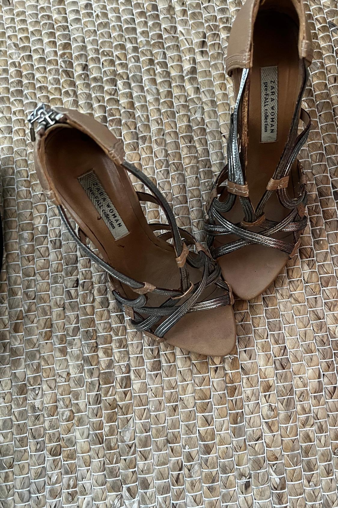 SANDALIAS CAMEL CARAMELO TACÓN PLATEADO - Image 2