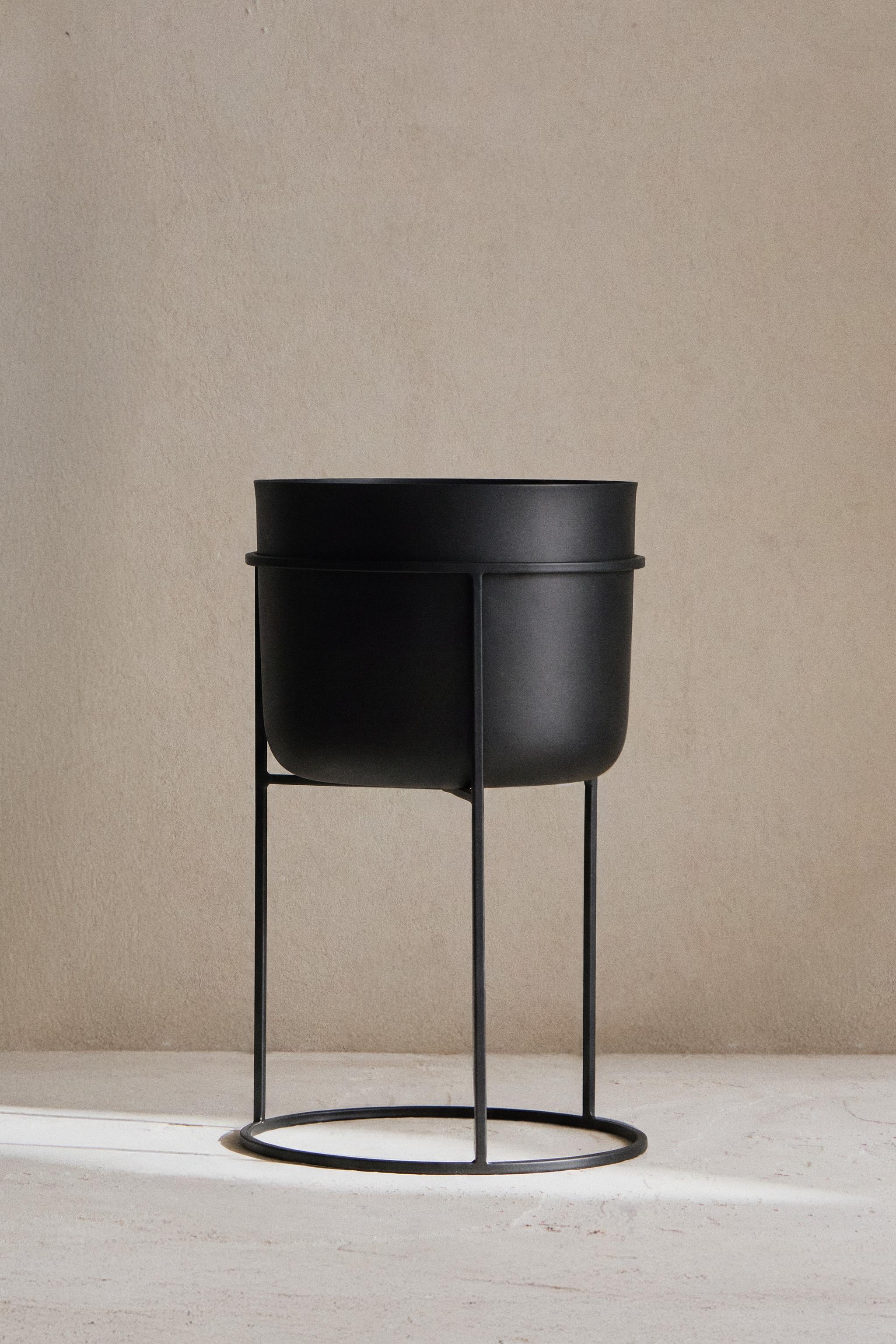 METAL PLANTER