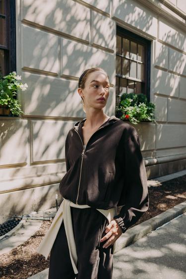 جاكيت بومبر بغطاء رأس - بني داكن by Zara