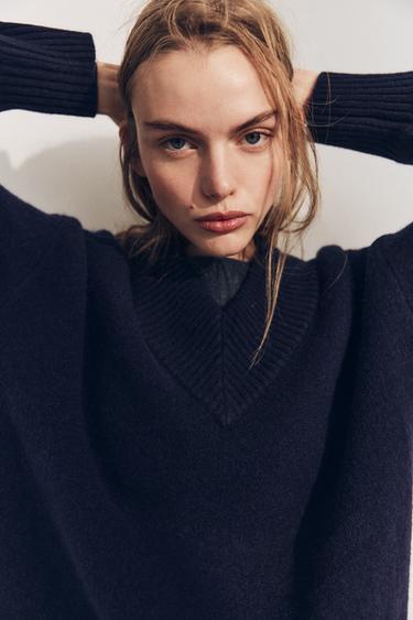 PULL EN MAILLE UNIE AVEC COL EN V - Bleu marine de Zara - Image 2