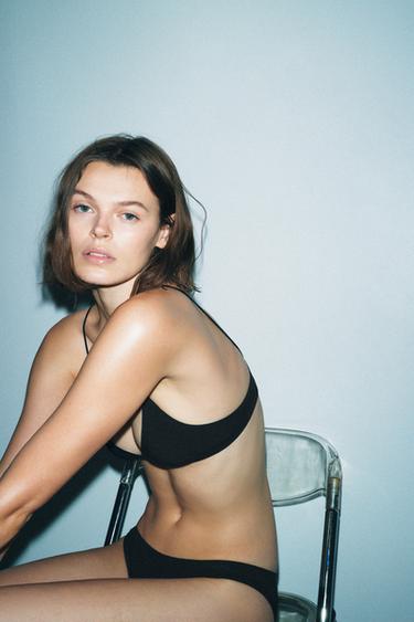 SUJETADOR SEAMLESS TIRANTES - Negro de Zara