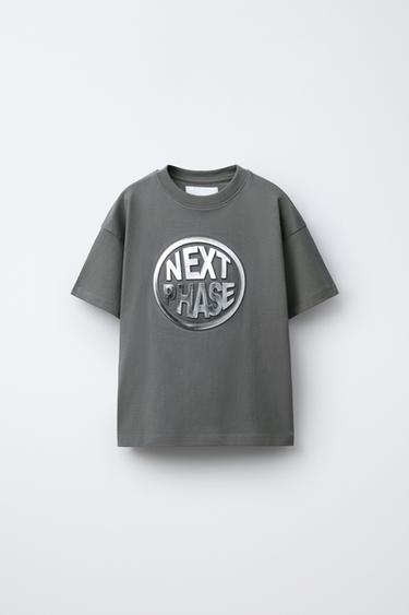 تي شيرت بطبعة نص بارز - رمادي أنثراسايت الخاص بـ Zara