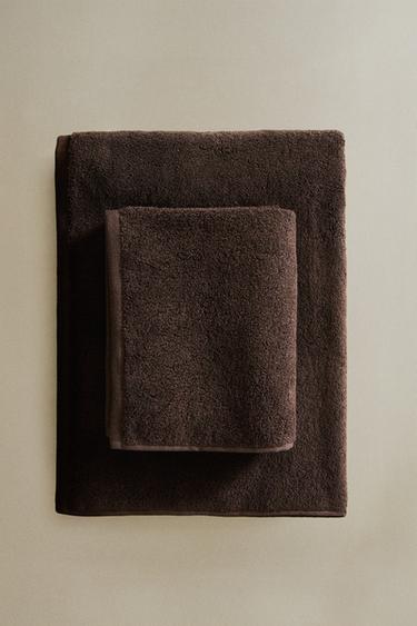 BADEHÅNDKLÆDE I FARVET FROTTÉ - mørk brun fra Zara