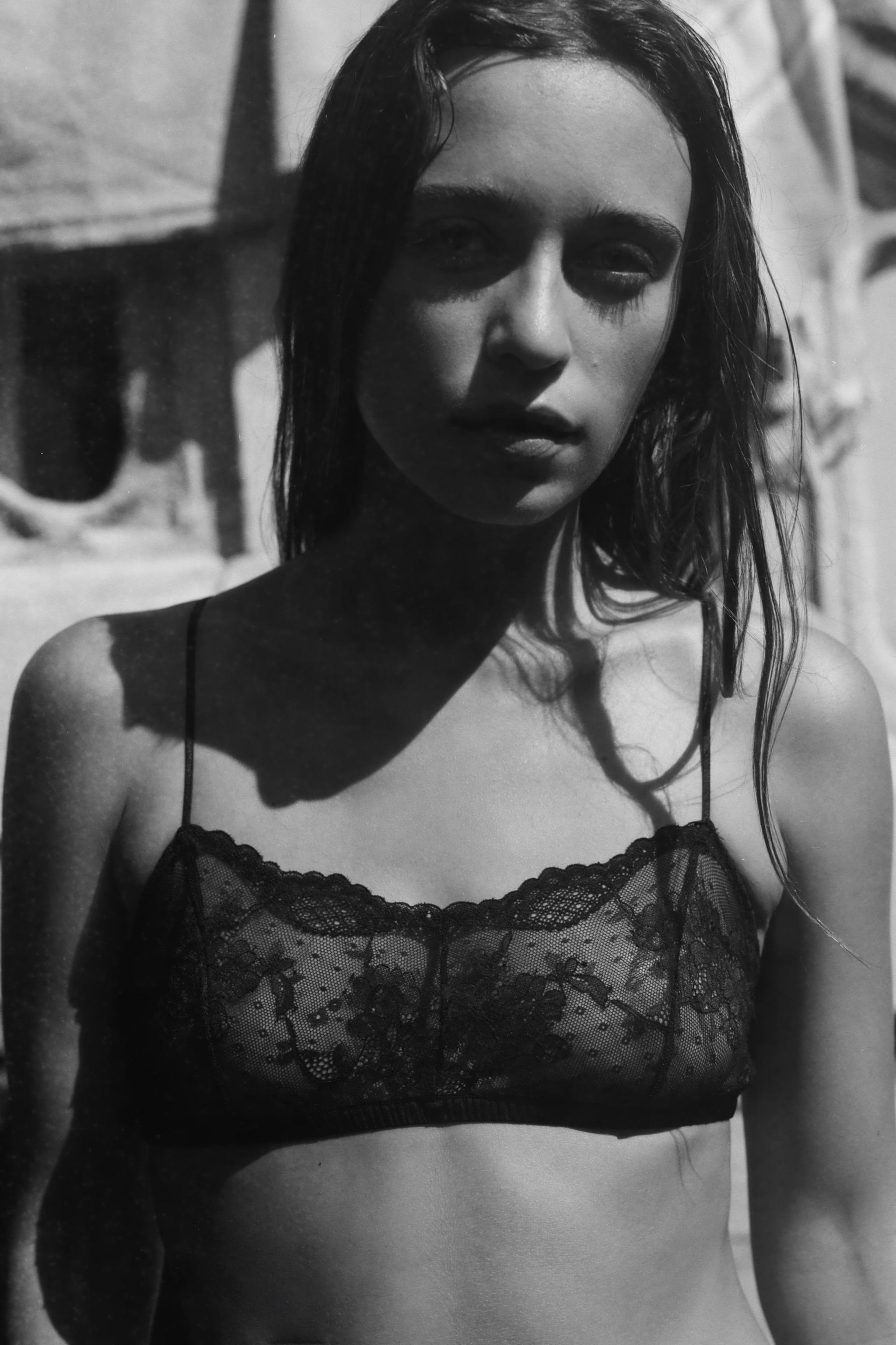 LACE BANDEAU BRA — Black