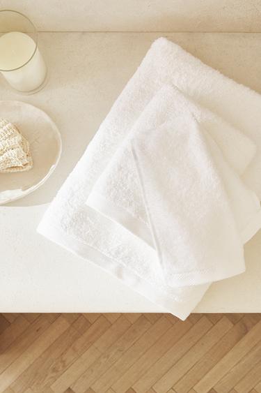 PLAIN COTTON TERRY BATH TOWEL (500 GXM²) - White by Zara