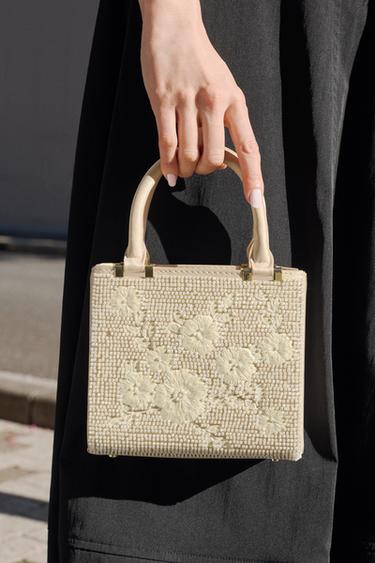 刺繍入りハードバッグエクリュZaraの刺繍入りハードバッグ - エクリュ 