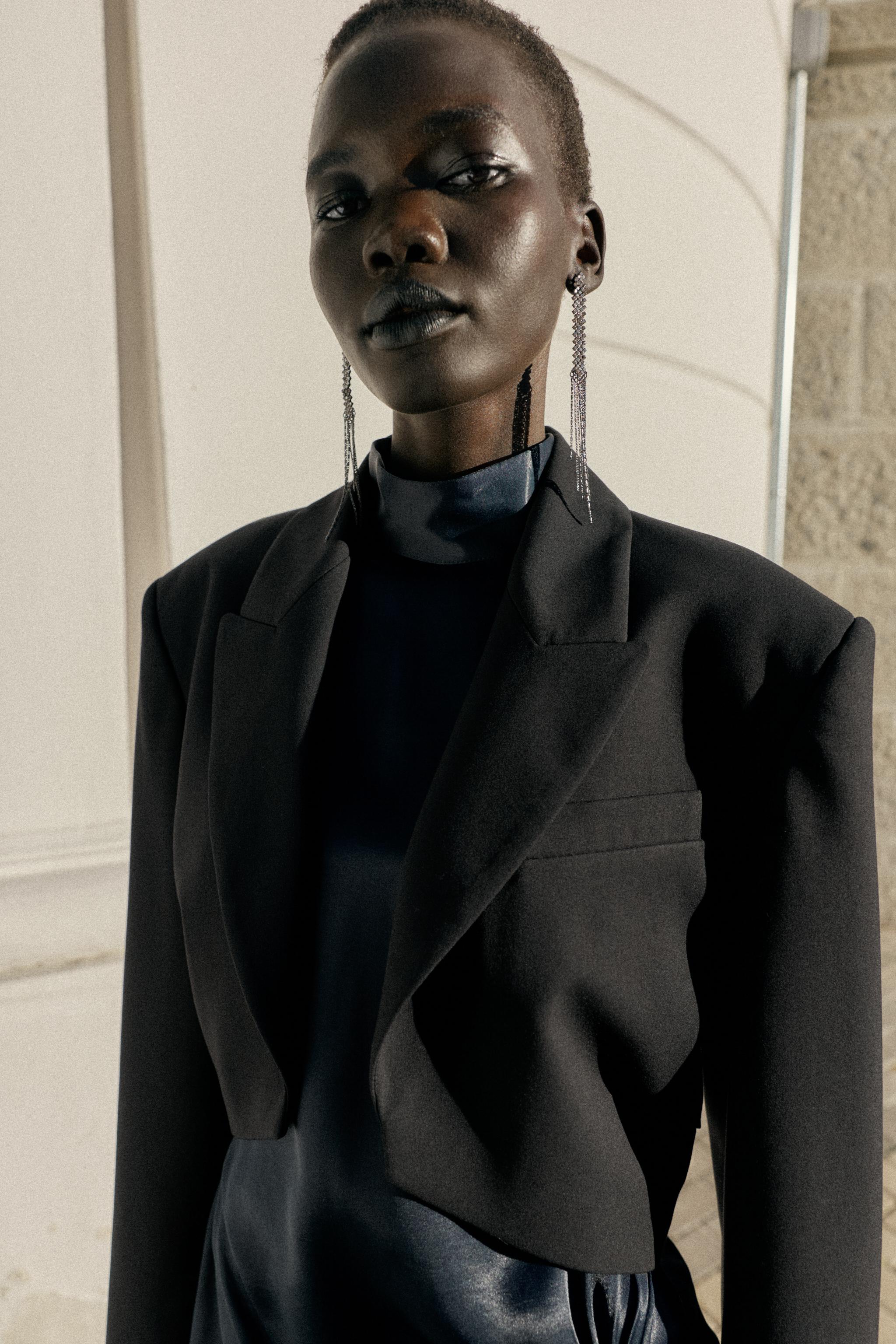 SHORT BLAZER WITH SHOULDER PADS AND PLEATS