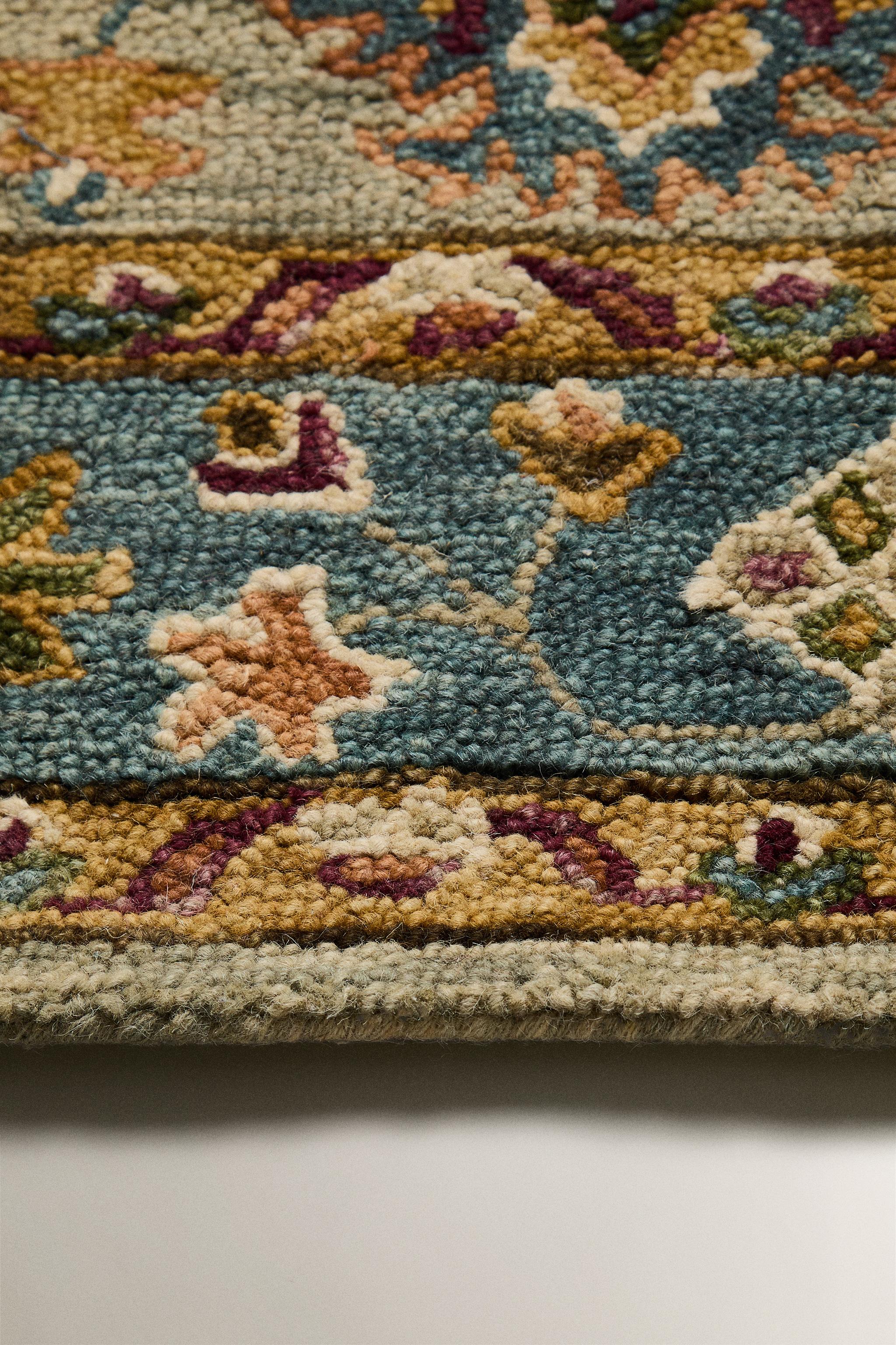 SYMMETRICAL FLORAL PRINT WOOL AREA RUG