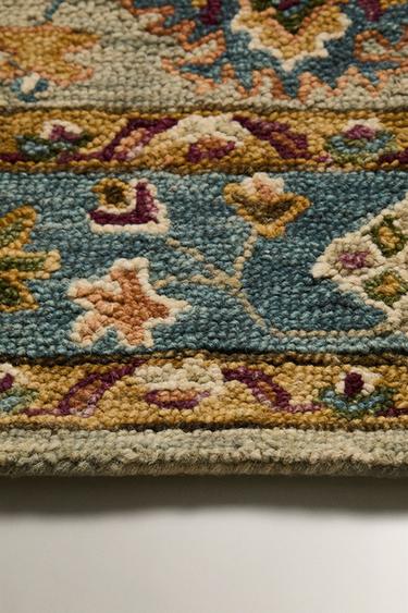 SCHURWOLLTEPPICH MIT SYMMETRISCHEM BLUMENMUSTER - Bunt von Zara