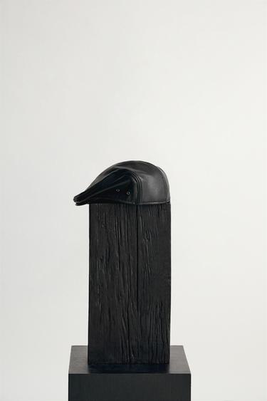 قلنسوة جلدية - أسود by Zara