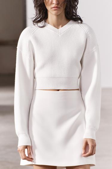 Falda blanca de Zara y blusa rosa de Bershka, la unión de dos básicos por  menos de 30 euros que es el 'look' definitivo de primavera