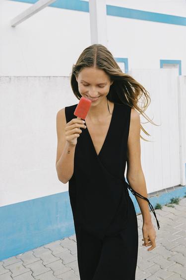 TOP CHALECO FLUIDO CRUZADO - Negro de Zara