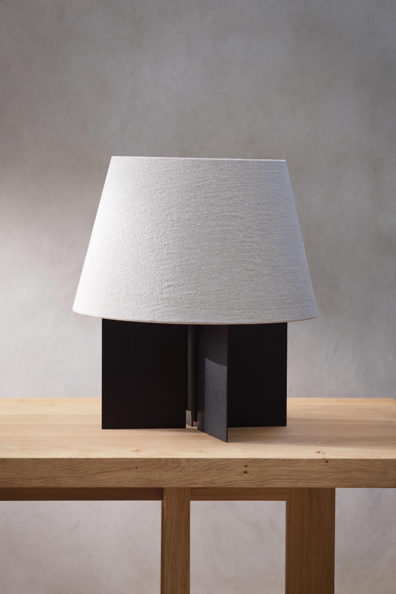 TABLE LAMP 01 — Black