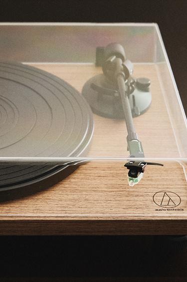 PLATINE VINYLE MANUELLE À ENTRAÎNEMENT PAR COURROIE, DE AUDIO TECHNICA - Marron de Zara - Image 5