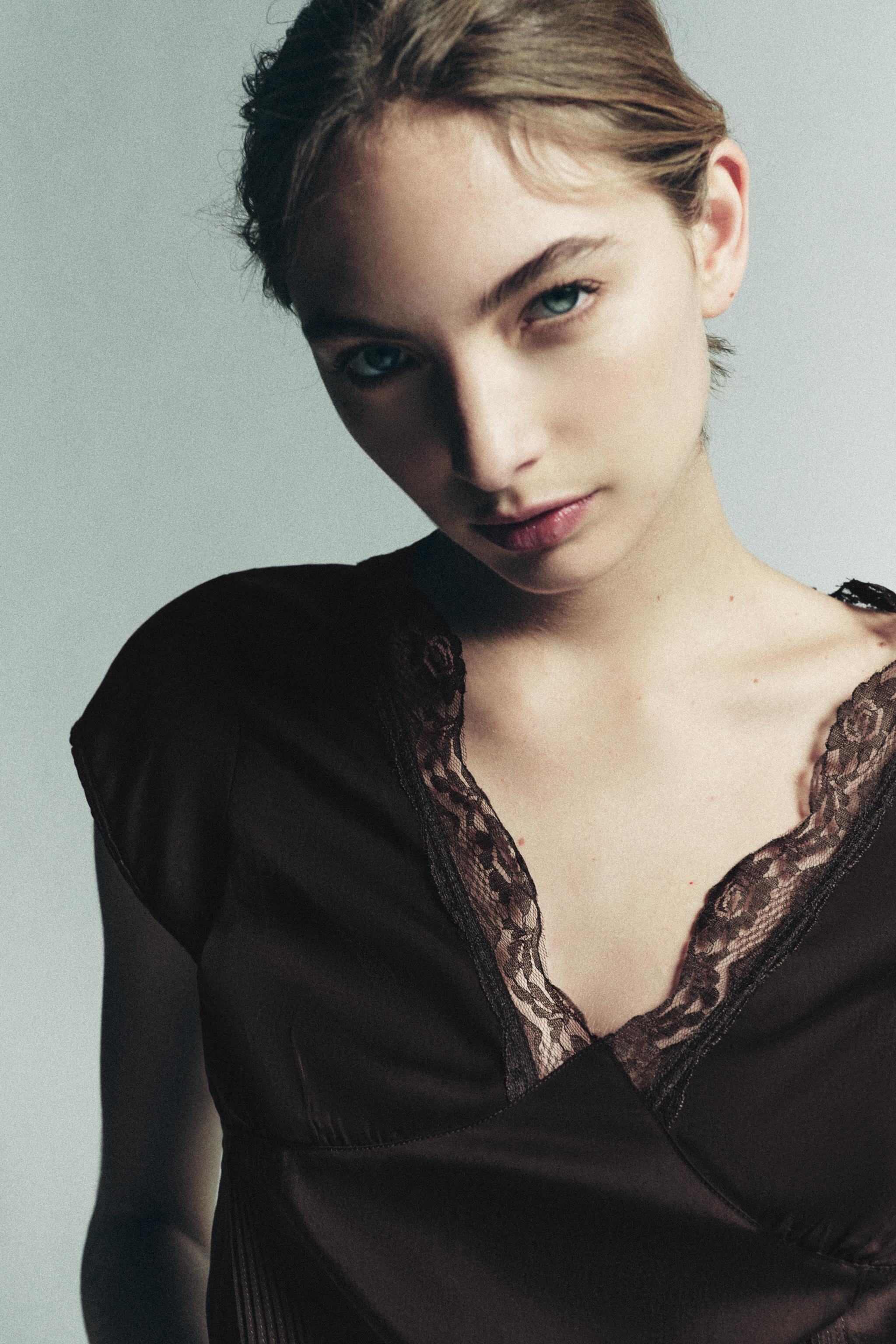 %100 LİYOSEL DANTELLİ TOP