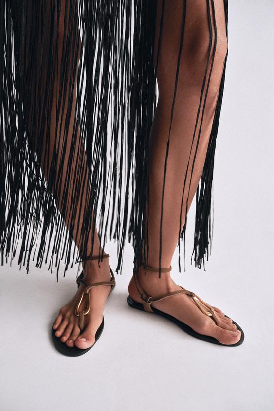 SANDALES EN CUIR AVEC PIÈCE MÉTALLIQUE - Beige de Zara - Image 0