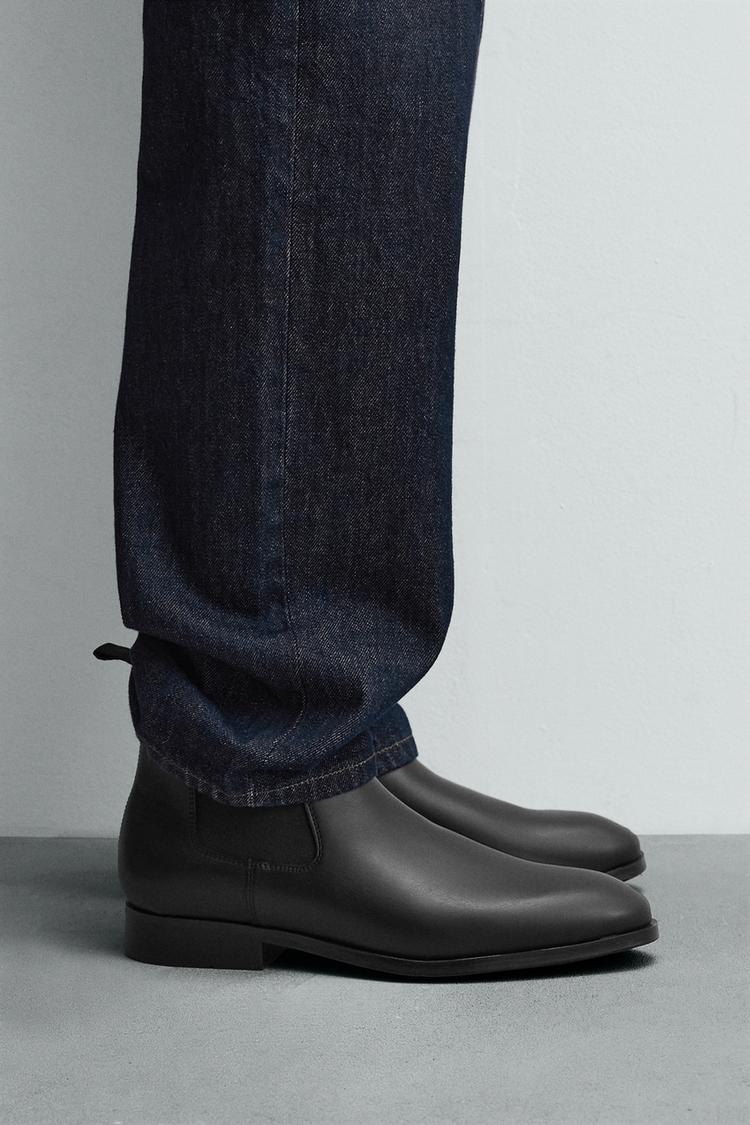 POINTED CHELSEA BOOTS