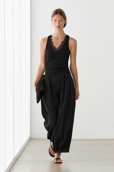 Top à col en V et dentelle - Noir de Zara