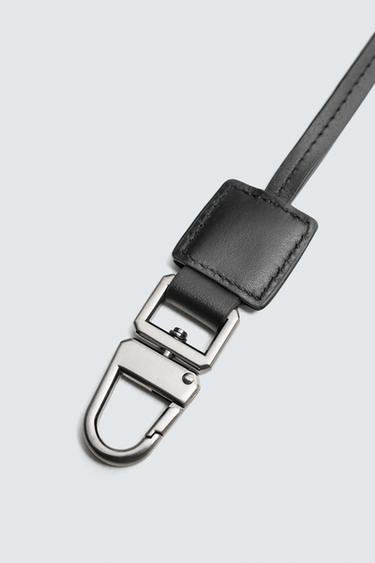 PORTE-CLÉS AVEC PENDENTIF EN CUIR - Noir de Zara - Image 2