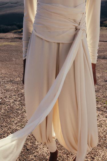 جمبسوت طويل بكسرات وحزام خصر - بيج فاتح الخاص بـ Zara