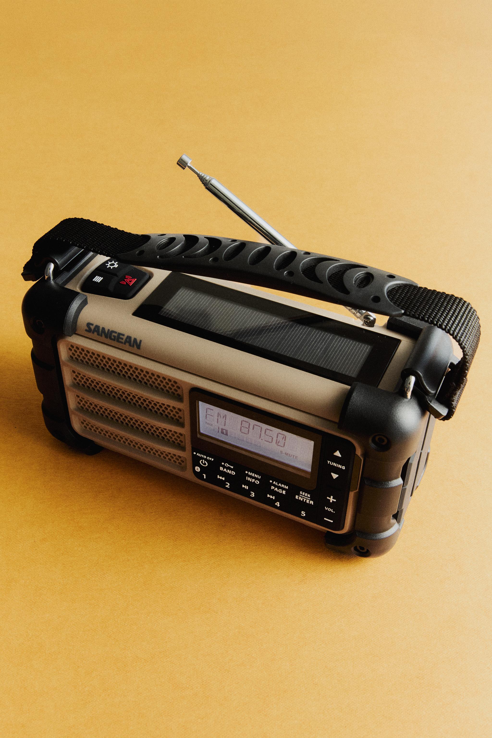 RECHARGEABLE PORTABLE RADIO