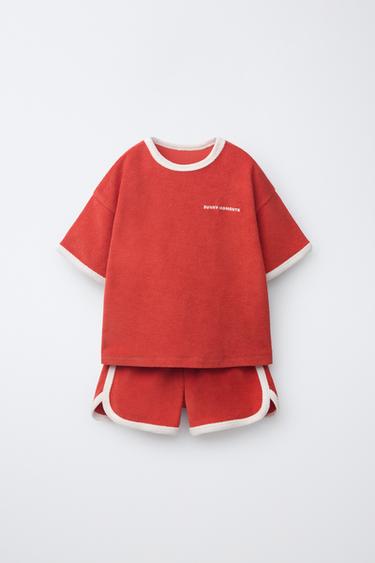 طقم تيشرت وبرمودا بحواف متباينة بمظهر المنشفة - أحمر الخاص بـ Zara