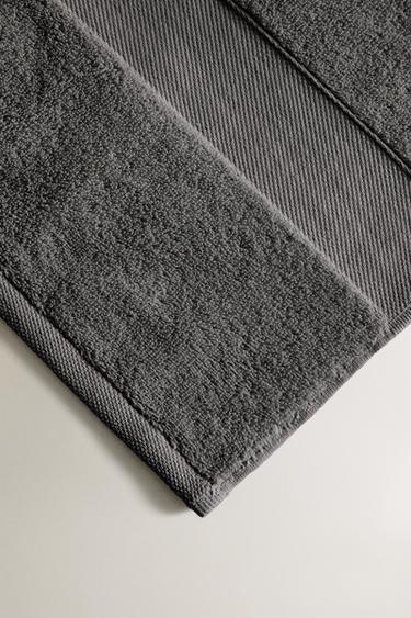 PREMIUM COTTON BATH TOWEL (600 GXM²) - Dark grey by Zara - Image 2
