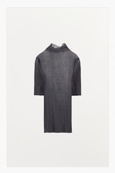 توب بياقة مرفوعة - رمادي داكن الخاص بـ Zara