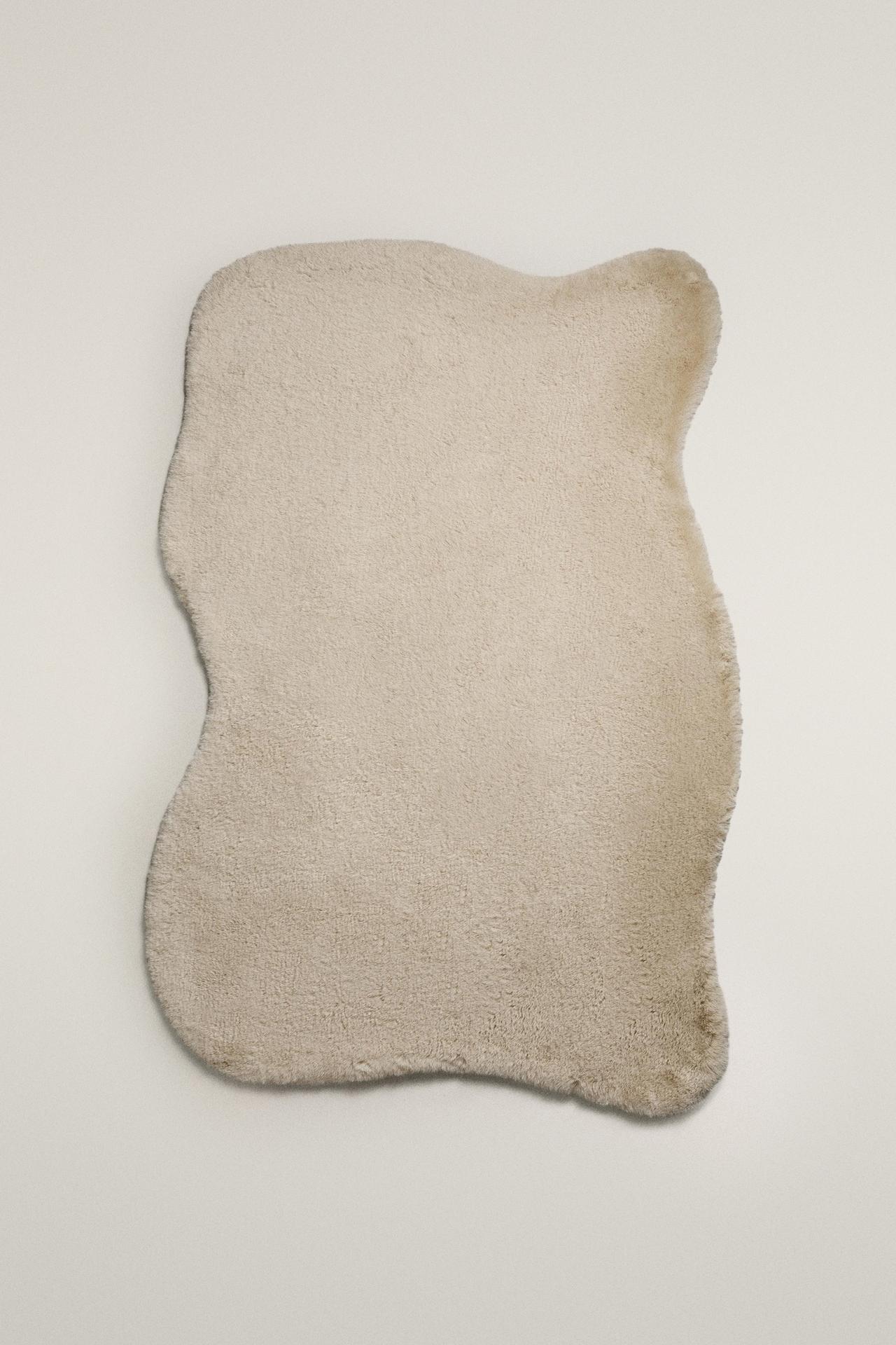 IRREGULAR FUR RUG — Light beige