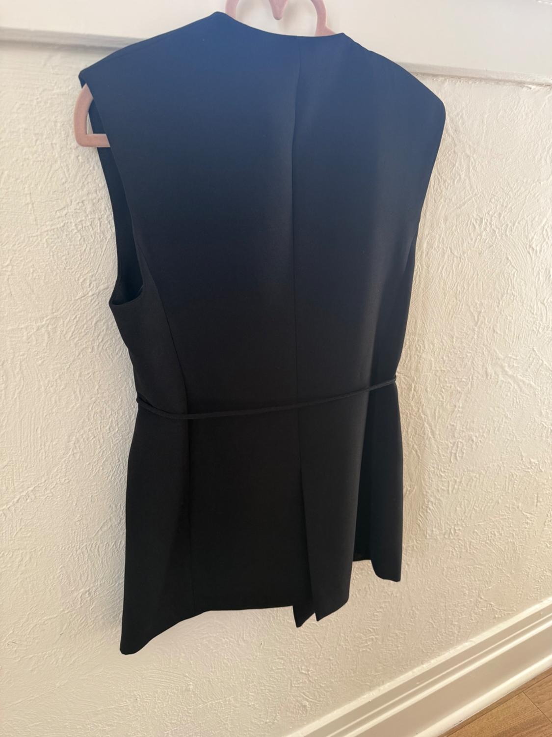 BLACK VEST WITH GOLD BELT - Image 6