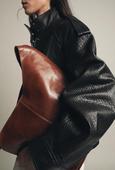 SAC SEAU ASYMÉTRIQUE EN CUIR - Marron de Zara