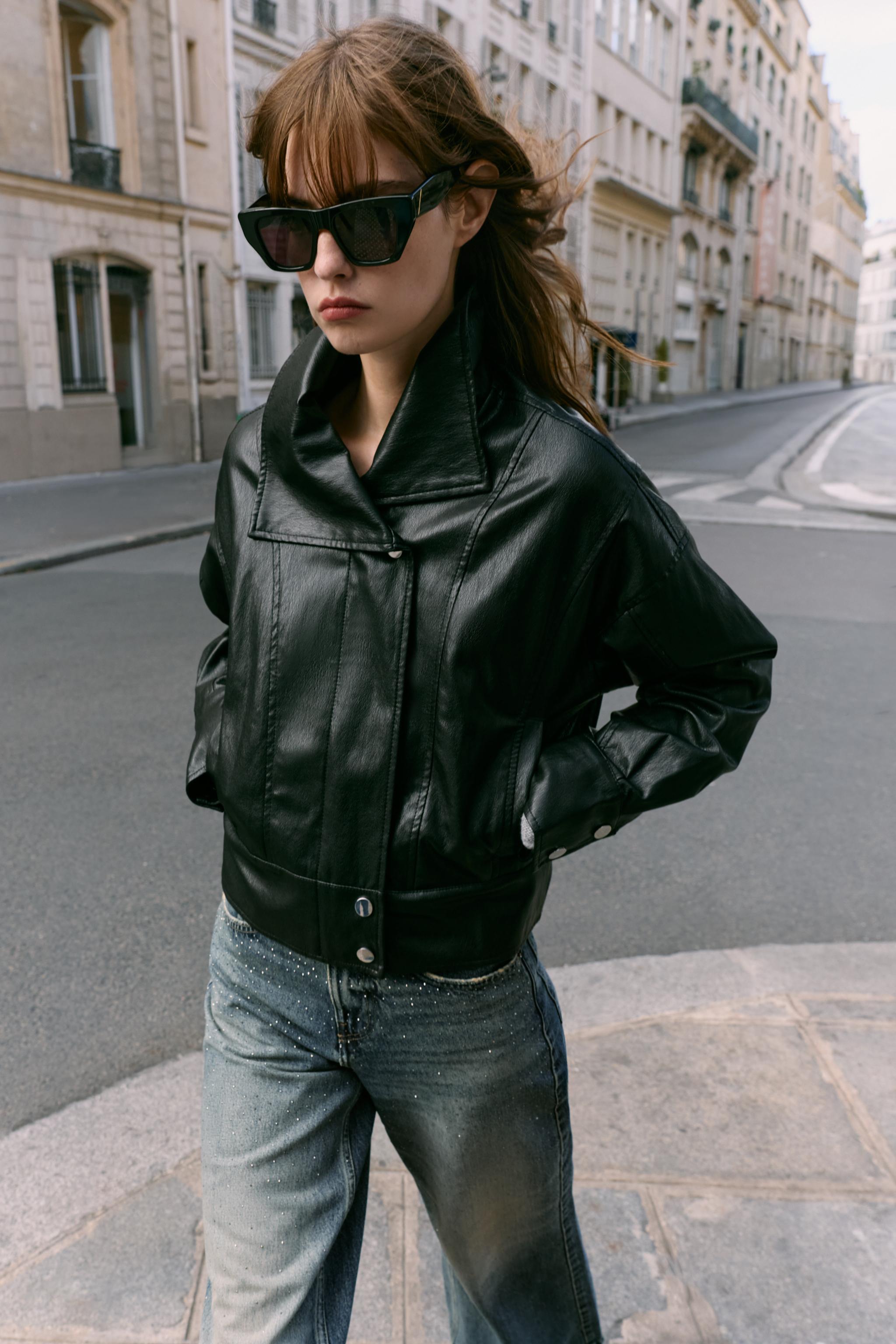 BLOUSON EN MATIÈRE SYNTHÈTIQUE À PLIS DANS LE DOS
