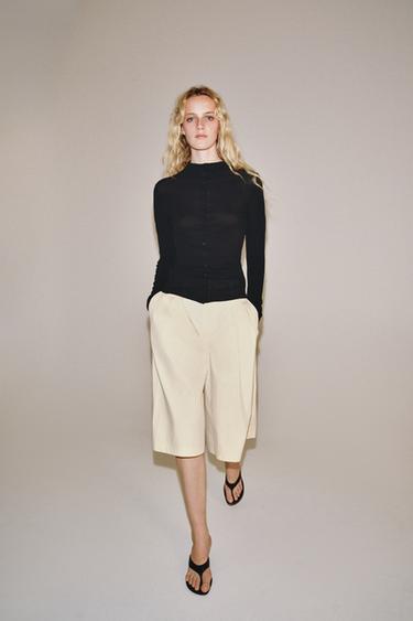 CAMISETA CUELLO ALTO BOTONES - Negro de Zara