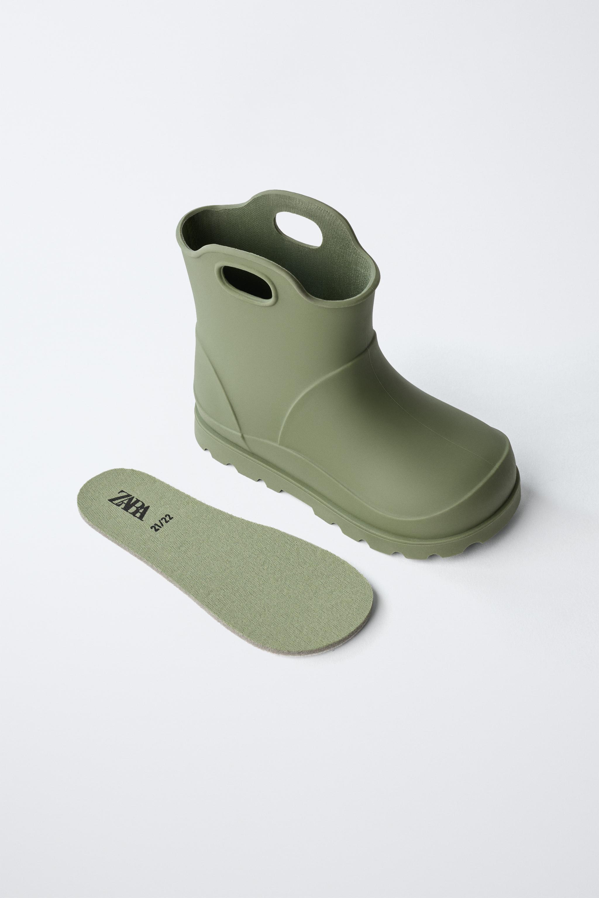 RAIN BOOTS