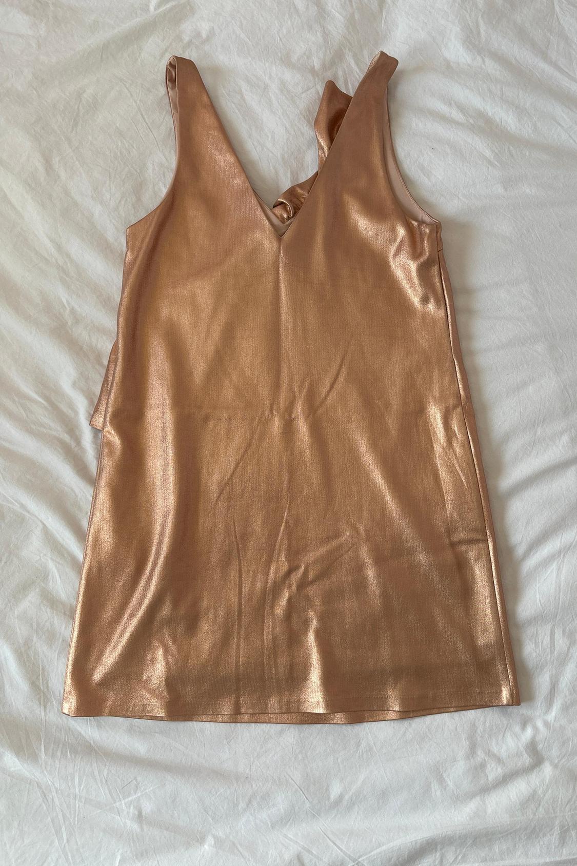 VESTIDO CORTO ROSA METALIZADO CON VOLANTE - Image 3