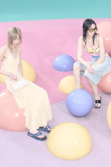 Zara 中腰破洞牛仔短褲 - 淡藍色