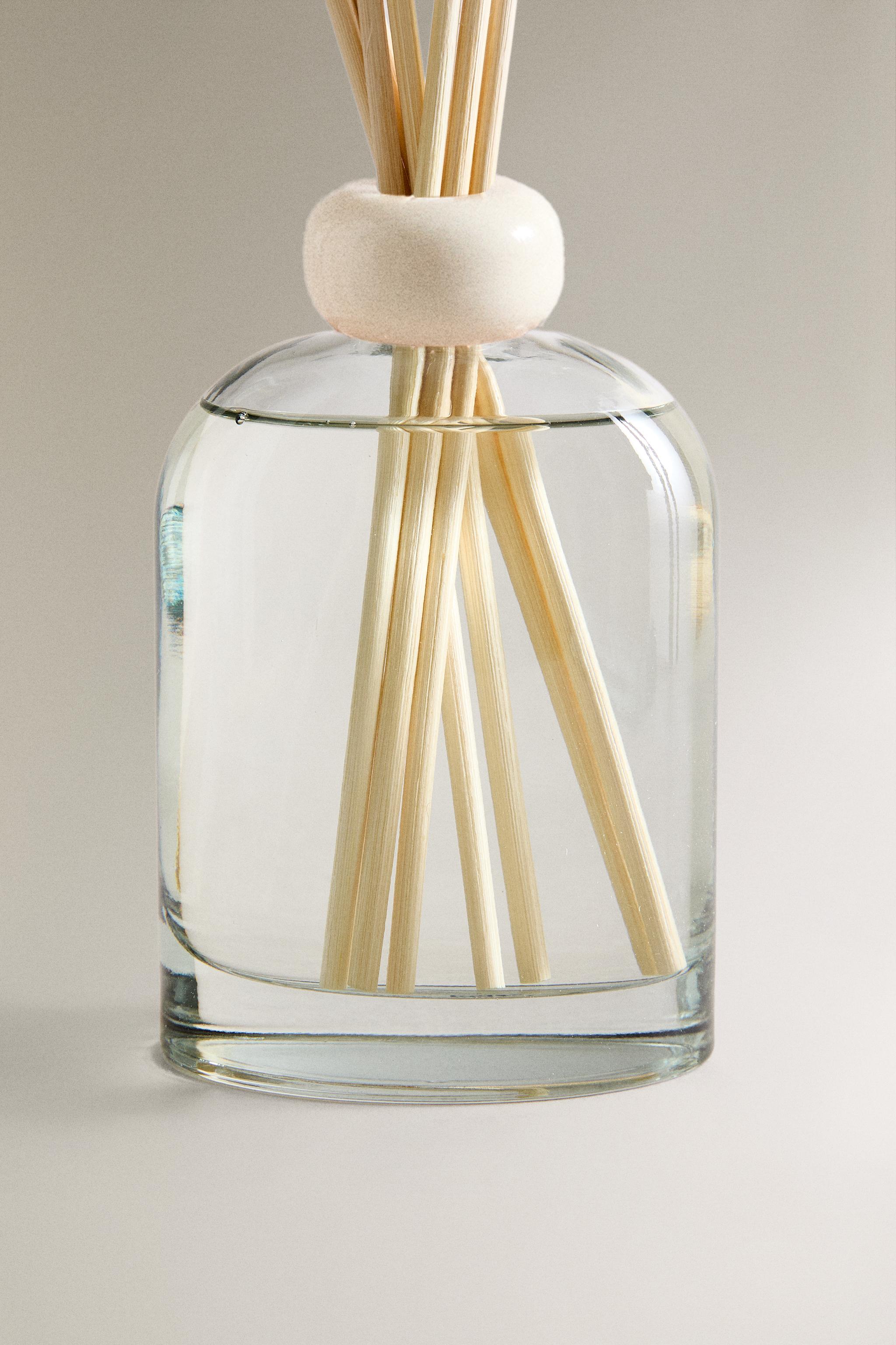 (8.45 oz) ÉCLAT DE LYS SCENTED REED DIFFUSER