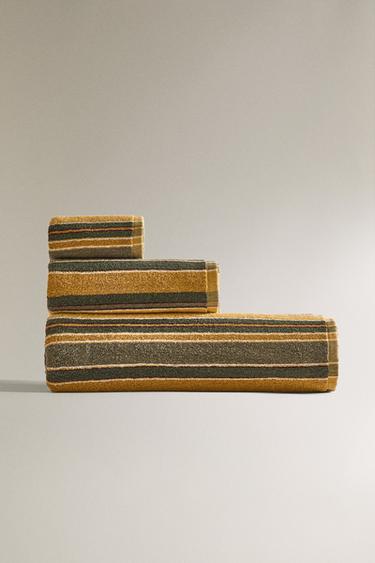 COLOURED MULTI-STRIPE BATH TOWEL - متعدد الألوان الخاص بـ Zara
