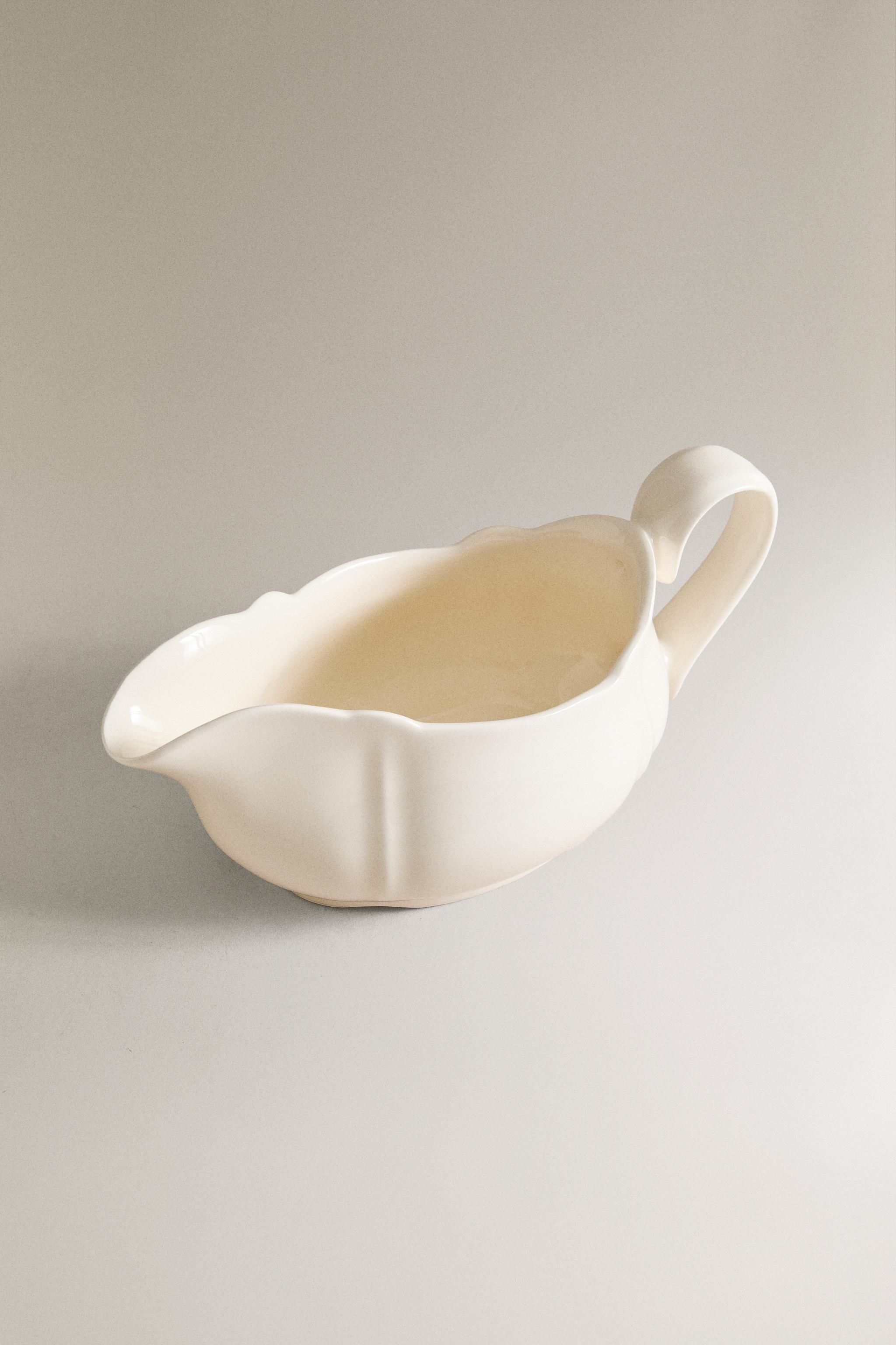 EARTHENWARE GRAVY BOAT WITH RAISED-EDGE DETAIL — Ecru