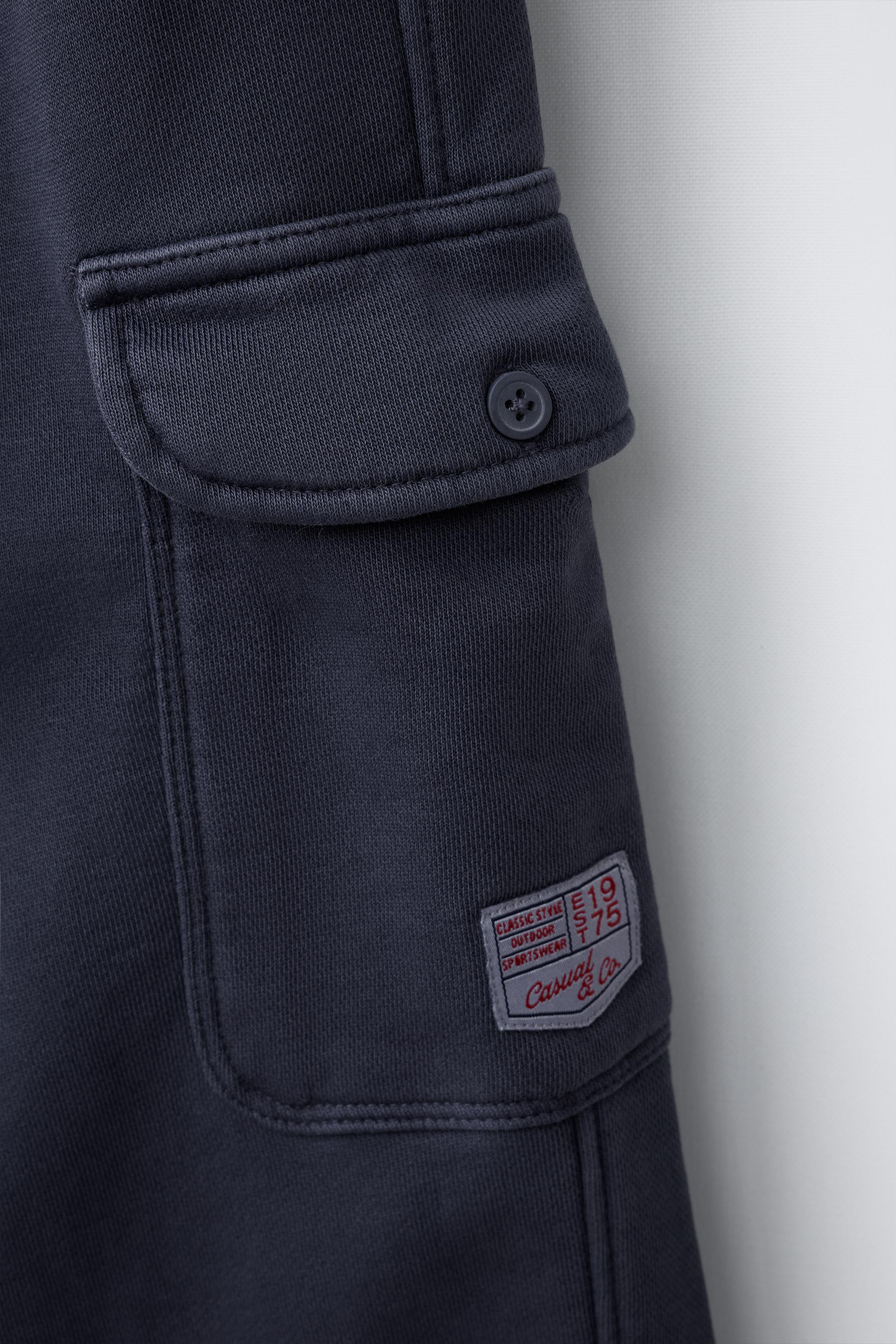 PANTALON EN MOLLETON CARGO ÉTIQUETTE