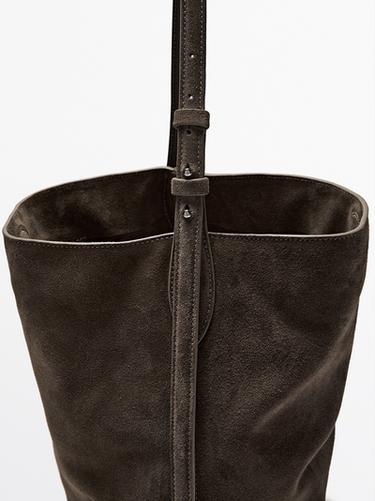 Bolso bucket piel serraje - Negro oro de Zara