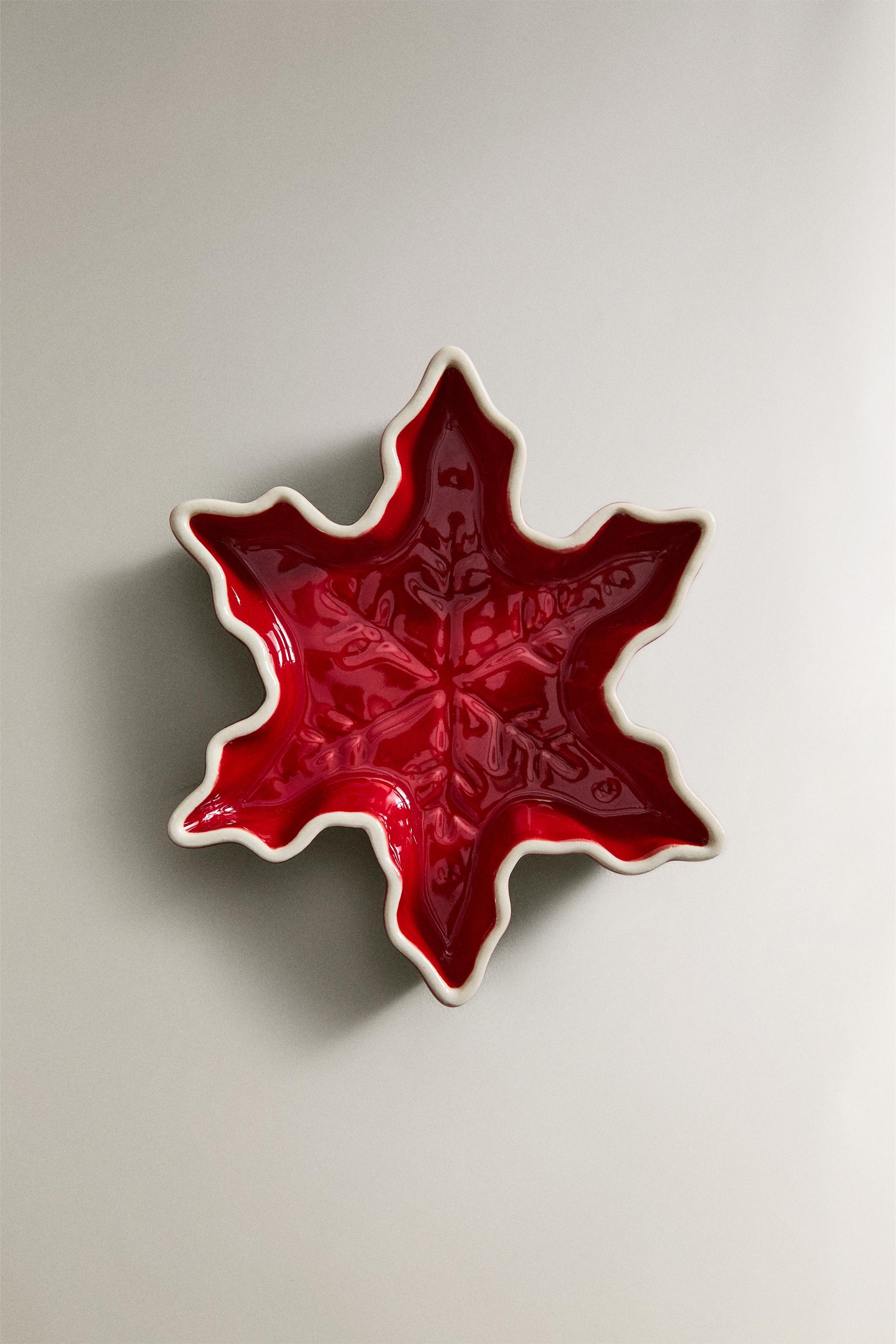 CHRISTMAS STONEWARE PLATE WITH A SNOWFLAKE DESIGN