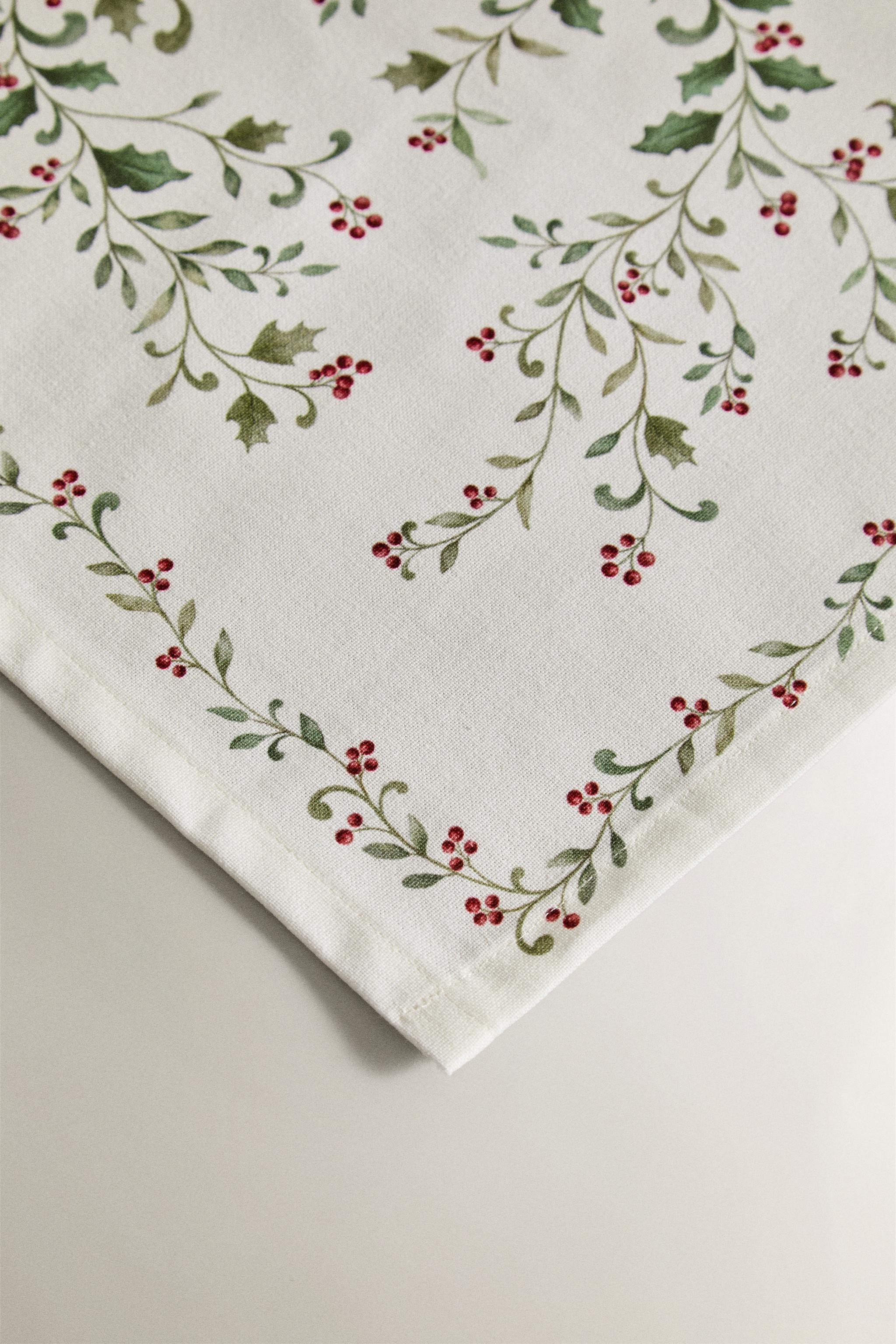 CHRISTMAS HOLLY LEAF TABLE RUNNER